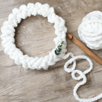 A minimalist crochet holiday wreath that works up fast. DIY Christmas decorations that don't look homemade.