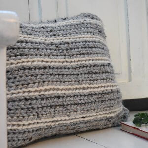 a free crochet pillow pattern that has the look of knit. I love the grey and cream neutral yarn!